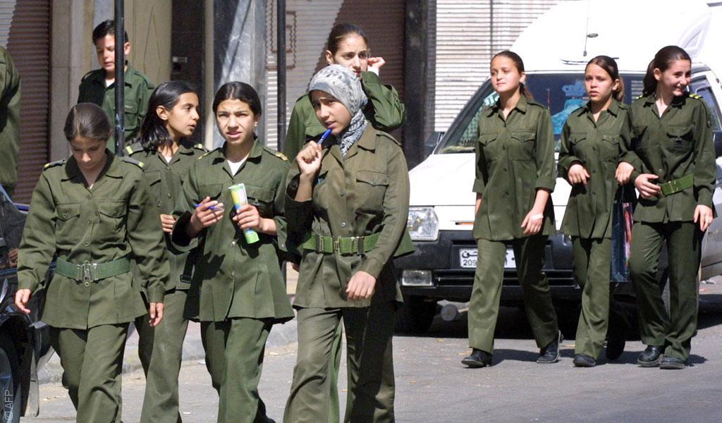 طالبات سوريات يرتدين بدلة الفتوة في أيلول 1990